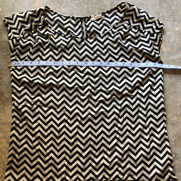 Chevron pattern black and cream top - Picture 2 of 4
